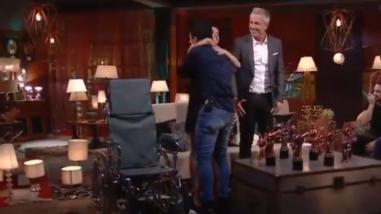 La Voz le regaló la silla al hermano de Mario Vilurón.
