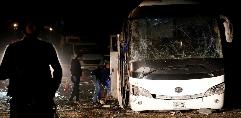 Atentado contra un micro de turistas en Egipto: dos muertos y 14 heridos