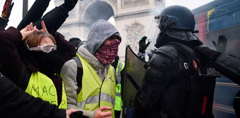 Francia: detienen a un líder de los “chalecos amarillos” en París