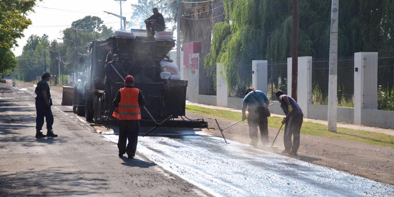 Obras de asfalto en Alvear Oeste