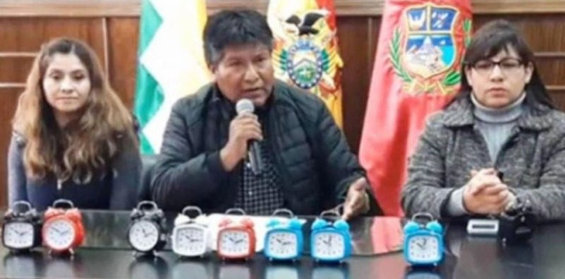 Un gobernador boliviano le regala relojes despertadores a los funcionarios impuntuales