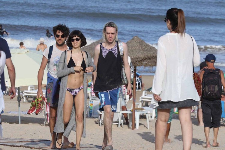 Amigos, sol y siesta: las fotos del día playero de Benito Cerati en Punta del Este