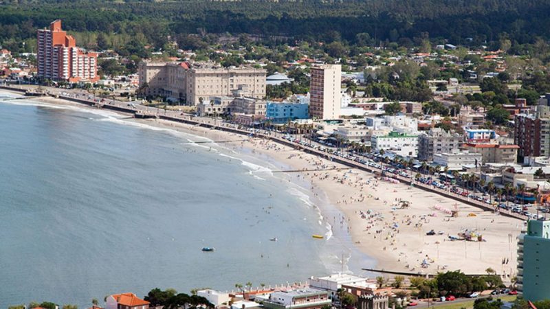 Un hombre de 50 años murió en un balneario de Uruguay por una bacteria en el mar