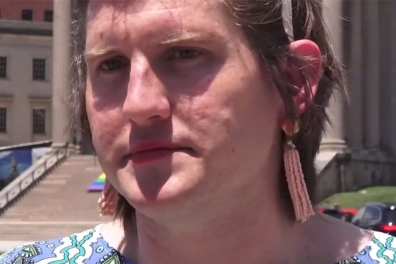 Restaurante de DC es multado por USD $7,000 después de pedirle a mujer transgénero una identificación antes de dejarla usar el baño