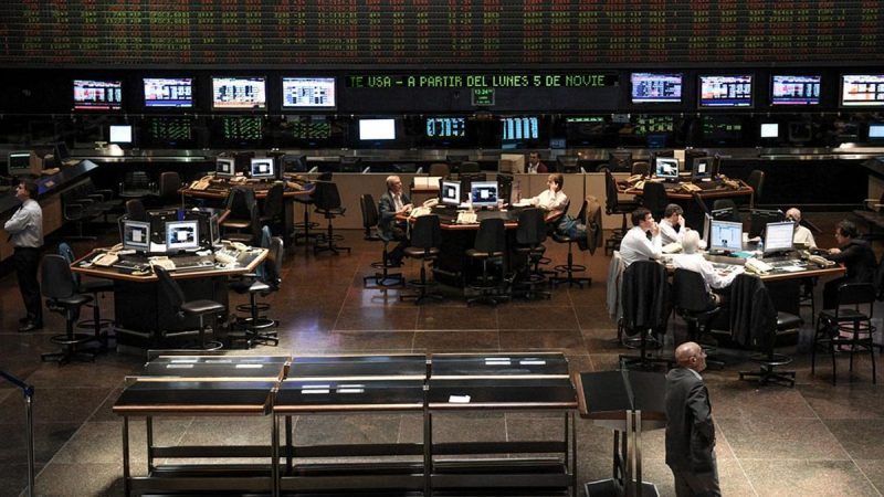 Semana financiera: con un dólar calmo y un fuerte rebote de acciones se consolidó la baja del riesgo país