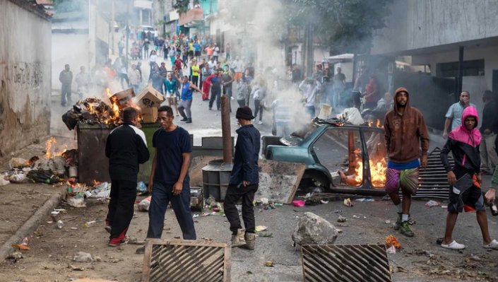 Represión en Caracas tras el alzamiento en un comando militar: barricadas y gases lacrimógenos