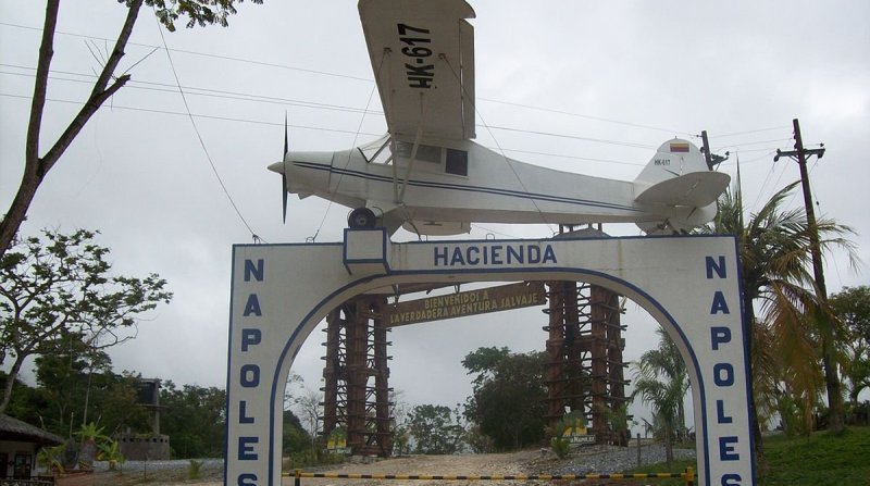 Desmontaron el portal de entrada a la Hacienda Nápoles con la mítica avioneta narco de Pablo Escobar sobre el arco principal