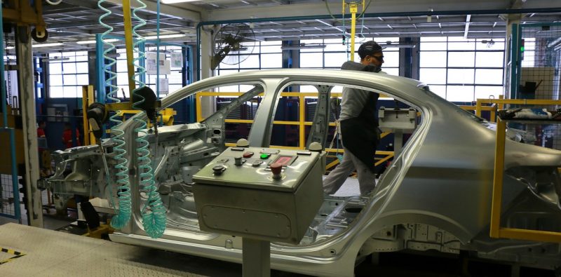 Por la crisis, se destruyeron en un año casi 270.000 puestos de trabajo en blanco