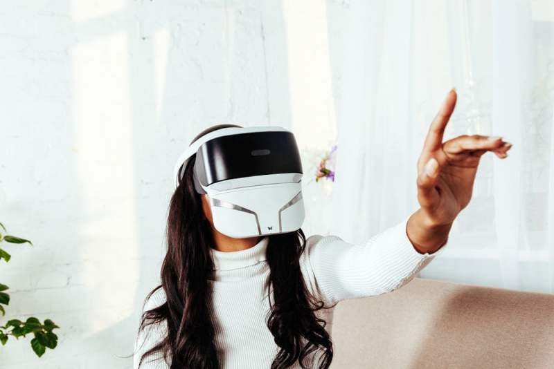 Cómo es la máscara de realidad virtual multisensorial que permite percibir olores y hasta sentir frío o calor