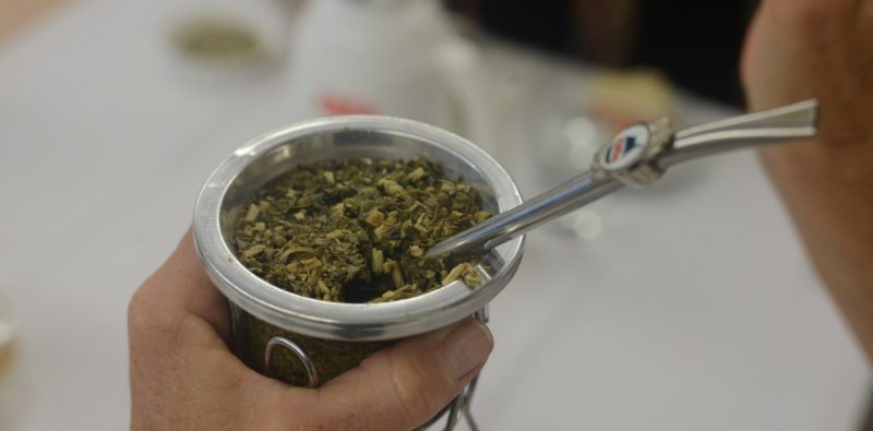 Multas por tomar mate y fumar al volante en Mendoza