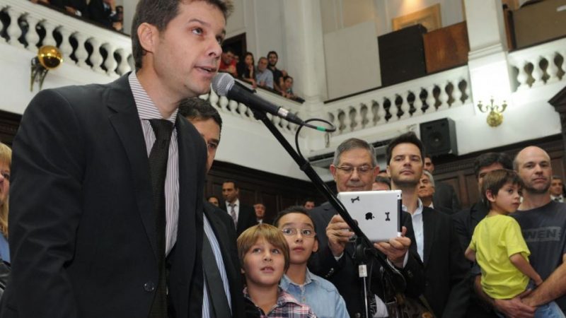Acusan a un diputado de llamar “gordita olor a pata” a una feminista y él lo desmiente