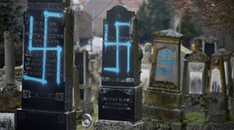Profanaron 80 tumbas en un cementerio judío en Francia