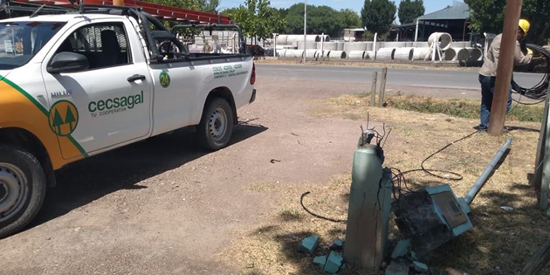 Un camión derribó tendido eléctrico y se dio a la fuga