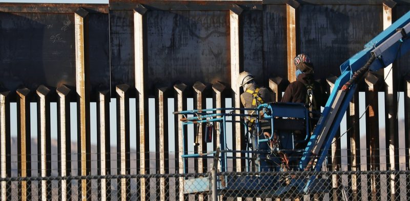 La frustración se apodera de miles de migrantes que esperan en albergues mexicanos