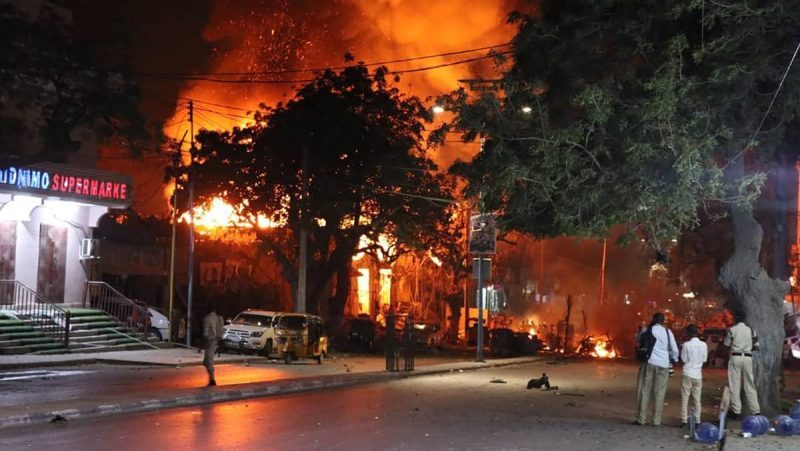Al menos cinco muertos y 25 heridos en un atentado con coche bomba en Somalia