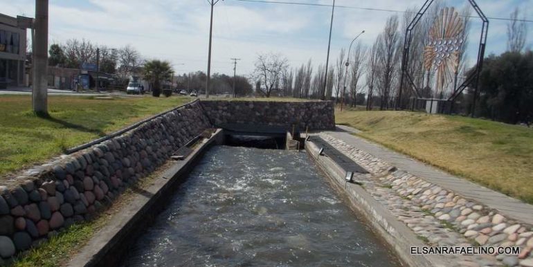 Proponen cubrir el canal de la rotonda del mapa en San Rafael
