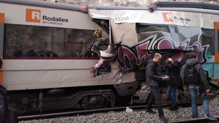 Chocaron dos trenes en Barcelona: hay al menos un muerto y ocho heridos