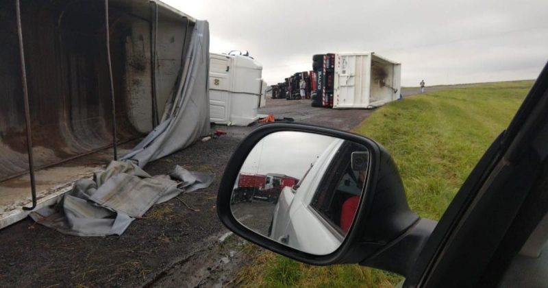 Una tormenta volcó cinco camiones de carga en Azul
