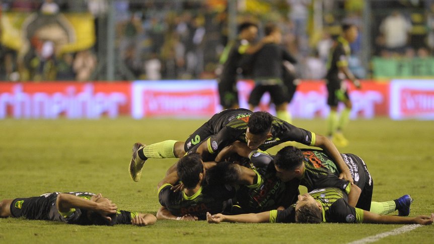 Defensa y un triunfo agónico ante Argentinos para ser puntero