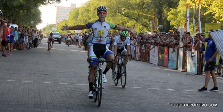 Maxi Navarrete se quedó con una accidenteda 2º etapa del Giro Provincial