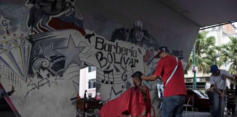 Las peluquerías de Caracas no cierran, se mudan a las veredas