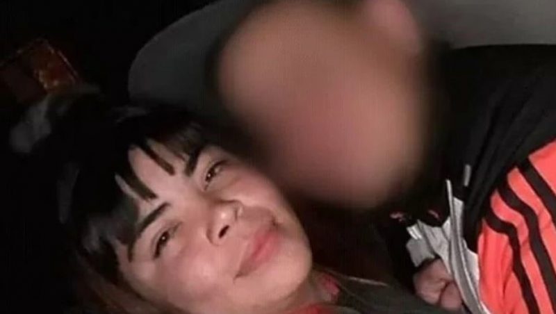 La rociaron con alcohol, la prendieron fuego y se tiró a una pileta para apagar las llamas