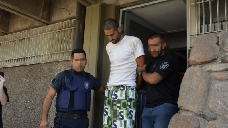 Denuncian que presos escaparon de madrugada de sus celdas para apuñalar a Gilad Pereg