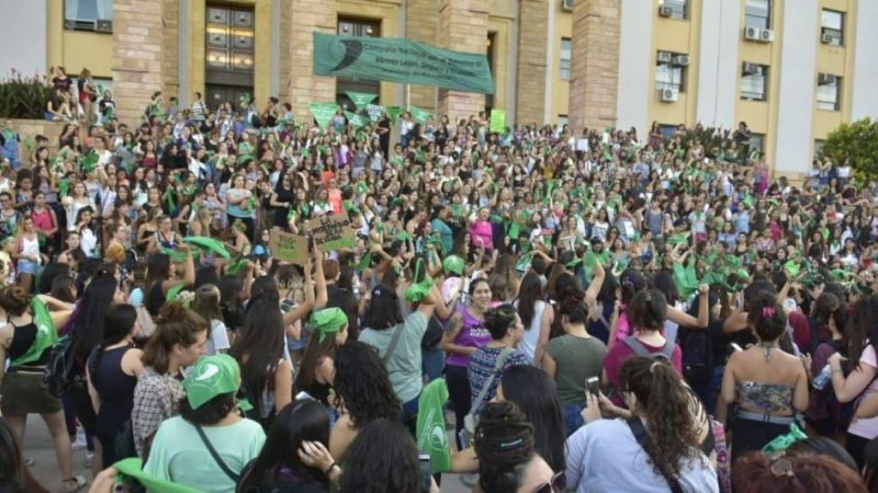Miles de mendocinas se sumaron al “pañuelazo verde” por el derecho al aborto legal