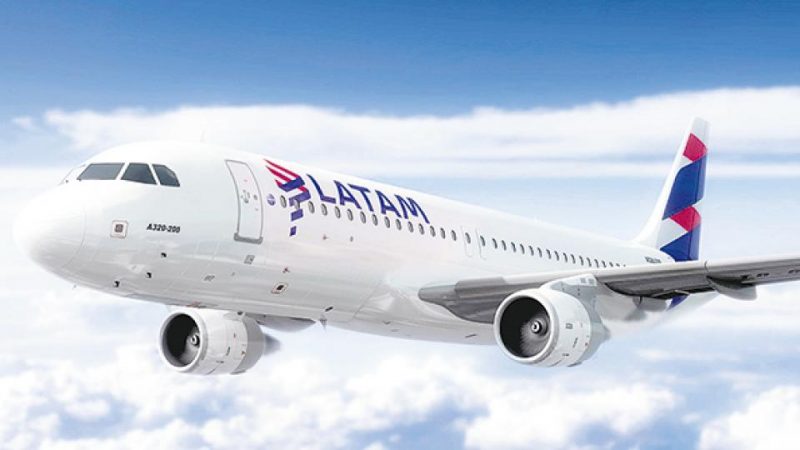 Latam reduce vuelos por la crisis
