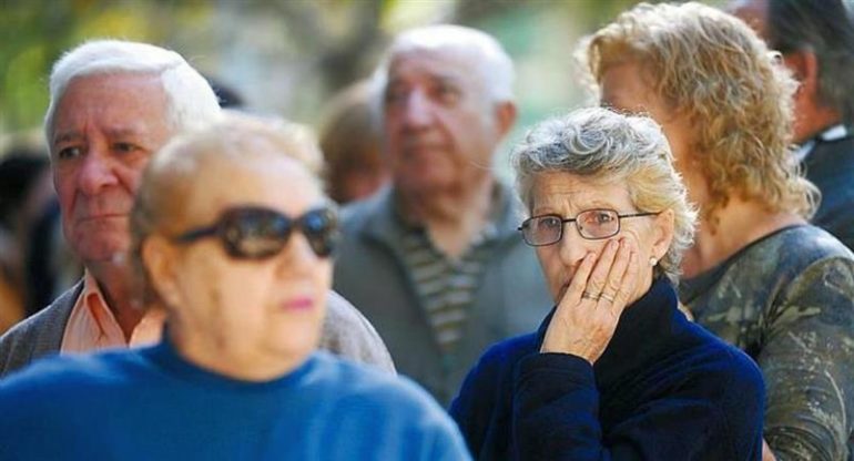 Ahora les toca a los jubilados: se suspende la fórmula de movilidad jubilatoria, habrá aumentos por decreto