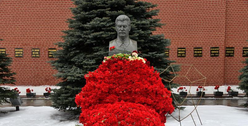 Los detuvieron tras arrojar claveles a la tumba de Stalin al grito de “¡Arde en el infierno!”