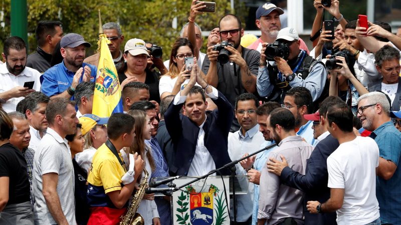 Los venezolanos marchan contra el régimen de Nicolás Maduro en el quinto día de apagón