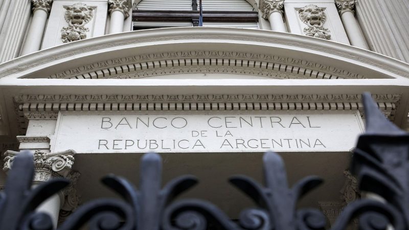 Los ahorristas podrán sacar sus dólares sin límites, pero solo se podrán comprar US$ 10.000 al mes