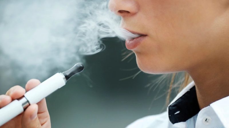 La moda del “vapeo juvenil” con el uso del cigarrillo electrónico, ¿prepara el cerebro de los jóvenes para la adicción?