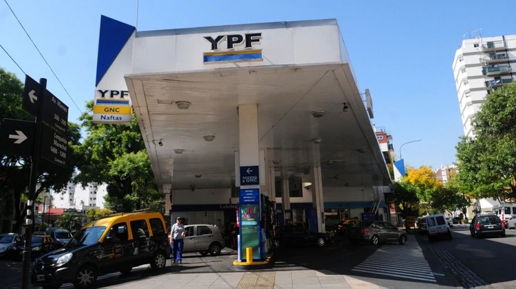 Nafta más barata fuera de las horas pico: el plan de YPF para segmentar sus ventas con inteligencia artificial