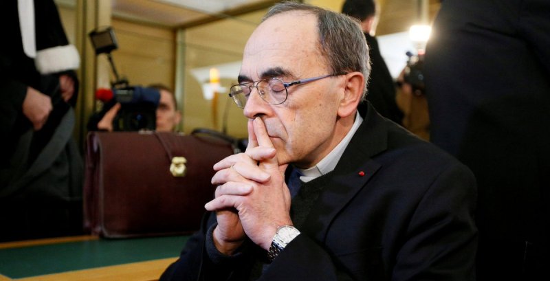 El papa Francisco rechazó la renuncia del cardenal francés Philippe Barbarin, condenado por encubrir abusos contra menores