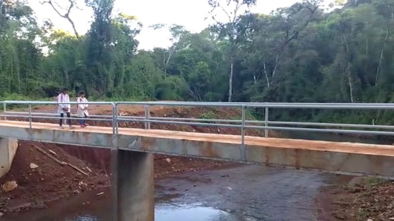 Después de años de lucha, construyeron el puente para que los alumnos de un pueblo rural de Misiones puedan ir al colegio