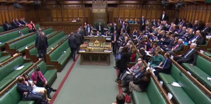 El Parlamento británico aprueba postergar el Brexit, pero rechaza otro referéndum