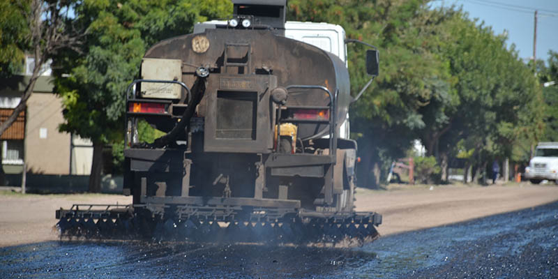 Culminó la imprimación asfáltica en calle Illia