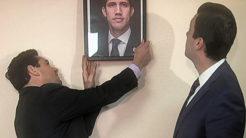 La oposición al chavismo tomó el control de tres sedes diplomáticas de Venezuela en EEUU: bajaron un cuadro de Maduro y colocaron uno de Guaidó