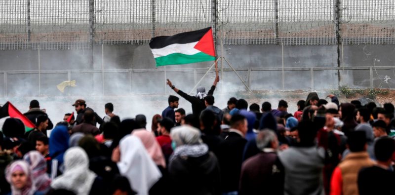 Al menos tres palestinos muertos por fuego israelí en una masiva protesta en la Franja de Gaza