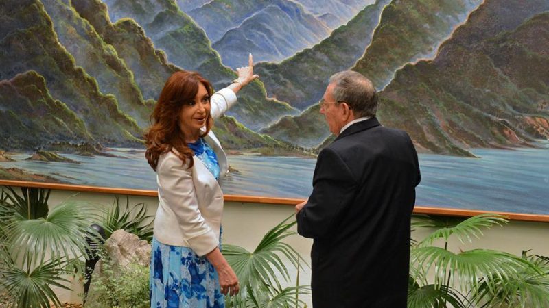 Cristina Kirchner con Raúl Castro en Cuba