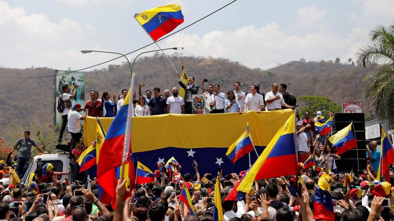 “Operación Libertad”: Guaidó convoca a civiles y militares opositores a marchar hacia el Palacio de Miraflores para sacar a Maduro