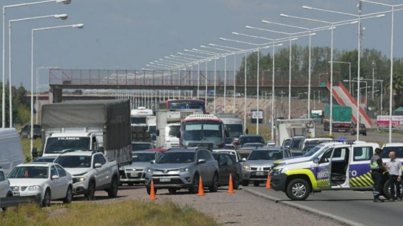 Un hombre fue atropellado en el Acceso Este y está grave