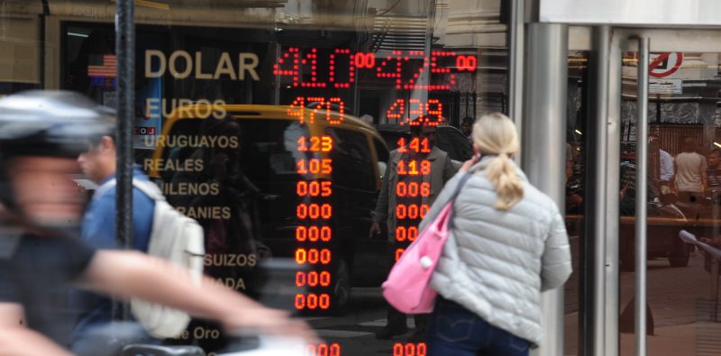 Bonos indexados, a tasa alta o dólares: los caminos del dinero