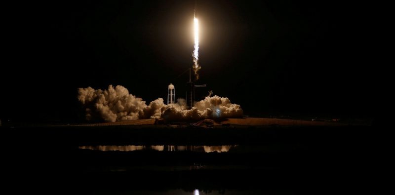 Una nave de Elon Musk preparada para llevar tripulantes va camino a la Estación Espacial Internacional