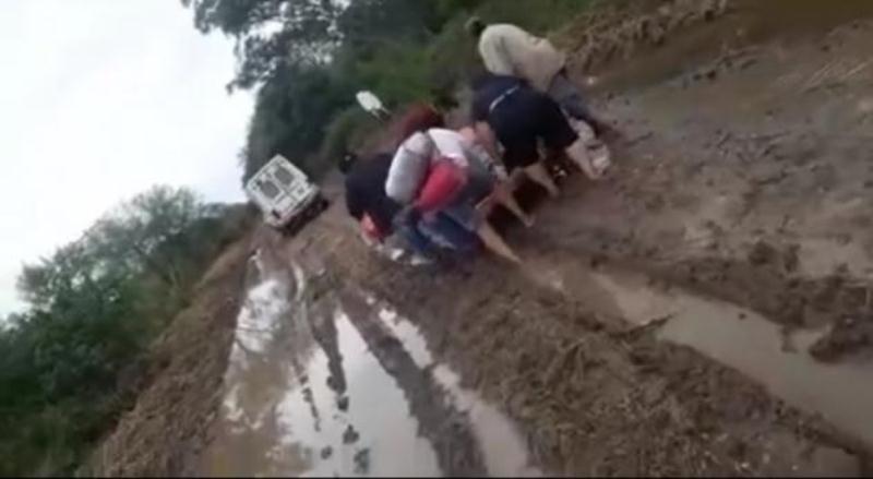 En Chaco, tuvieron que llevar a una embarazada en carro hasta la ambulancia por el mal estado del camino