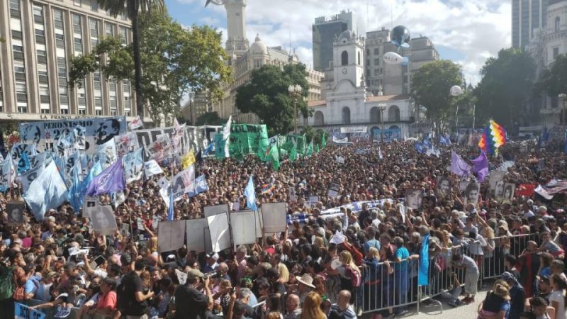 Marcha del 24 de marzo: Una multitud en la Plaza de Mayo