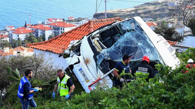 Accidente en Madeira: mueren al menos 28 turistas alemanes al volcar un autobús