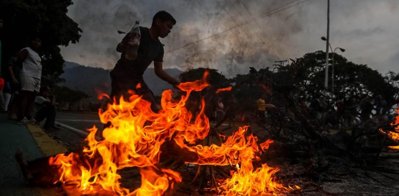 Venezuela: denuncian la muerte de una mujer de 70 años durante las protestas por falta de luz